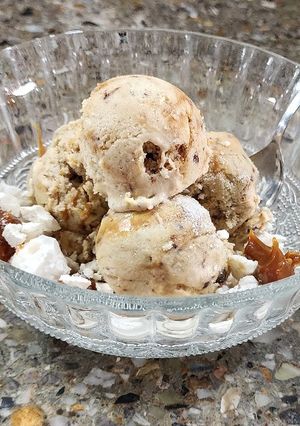 Una foto de Helado de banana split artesanal 🍌