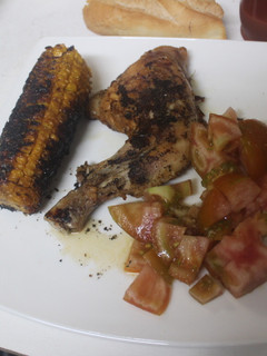 Una foto de Contramuslos de pollo con maíz al grill doble