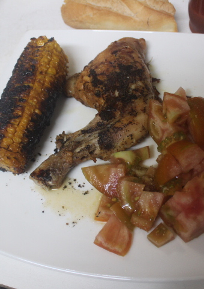 Una foto de Contramuslos de pollo con maíz al grill doble