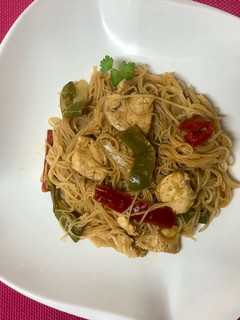 Una foto de Noodles con verdura y pollo estilo oriental