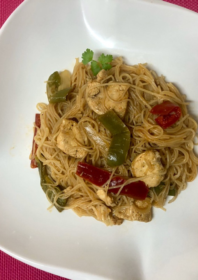 Una foto de Noodles con verdura y pollo estilo oriental