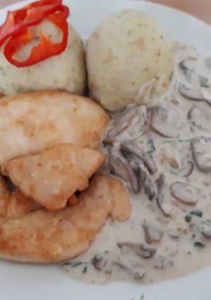Natúr csirkemellek tejszínes gombamártással, zsemlegombóccal recept fotója