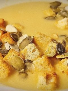 Una foto de Crema de Calabaza con sus pipas y croûtons
