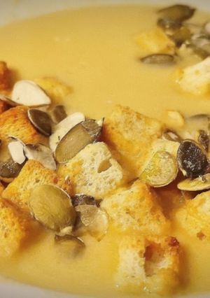 Una foto de Crema de Calabaza con sus pipas y croûtons