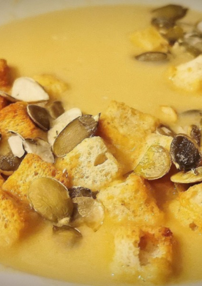 Una foto de Crema de Calabaza con sus pipas y croûtons