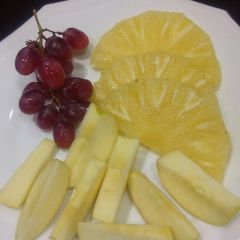 A picture of Assorted fruits plater.