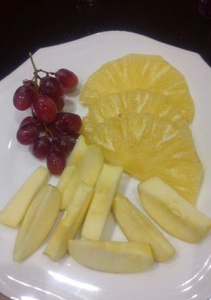 A picture of Assorted fruits plater.