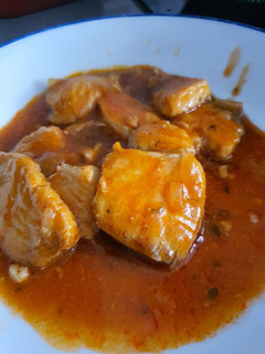 Una foto de Tintorera en salsa de tomate