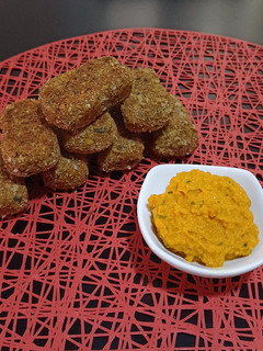 Una foto de 'Nuggets' veganas de lentejas -con dip de zanahoria y girasol- :)