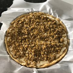 A picture of Madlogh with fresh cream cottage cheese and nuts (مدلوقه بالقشطة والمكسرات).