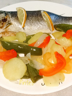 Una foto de Lubina al horno con verduras