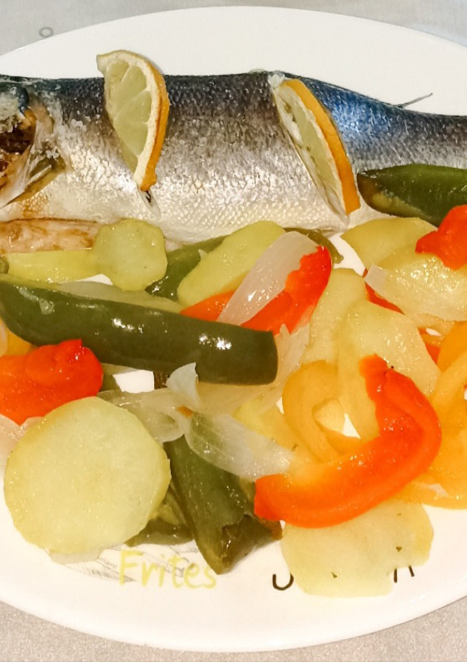 Una foto de Lubina al horno con verduras