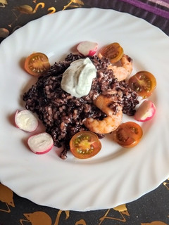 Una foto de Arroz venere con ali-oli