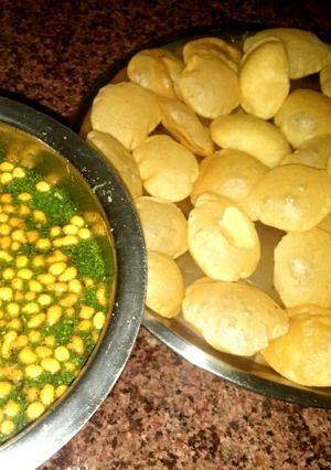 सूजी के गोलगप्पे और मीठा पानी (suji ke golgappe aur meetha pani recipe in Hindi) रेसिपी मुख्य फोटो