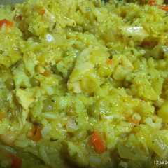 Una foto de Arroz amarillo con pollo