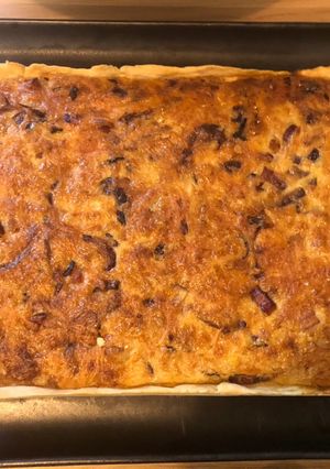 A picture of Quiche with lard and cheese.