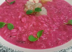 Foto di Carnaroli alla rapa rossa con tartare di gamberi e chips di parm