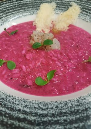 Foto di Carnaroli alla rapa rossa con tartare di gamberi e chips di parm