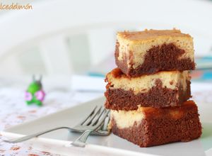 Una foto de Brownie cheesecake de plátano y café