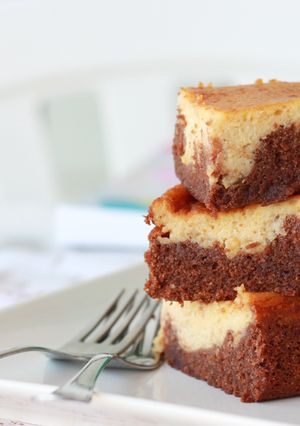 Una foto de Brownie cheesecake de plátano y café
