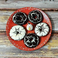 A picture of Spider-web Glazed Donuts 🍩.