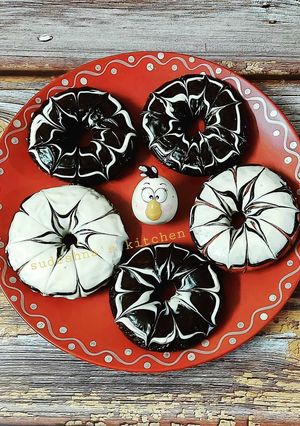A picture of Spider-web Glazed Donuts 🍩.
