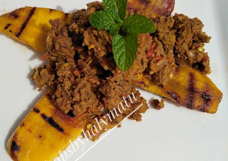 Beef corn carne on grilled plantain