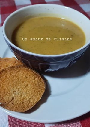Une photo de Potage d'automne 🥣 et ses tranches de pain grillées 🥖