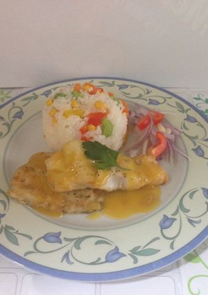 Una foto de Pescado Frito con Salsa de Maracuyá!