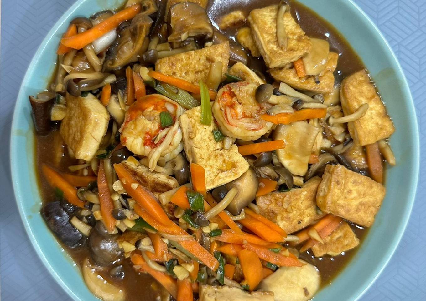 Tofu with mix mushroom pot