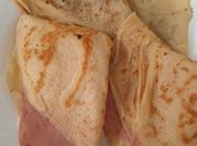 Una foto de crepas de jamon y queso