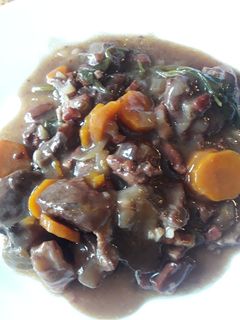 Una foto de Ternera Bourguignon con Rioja