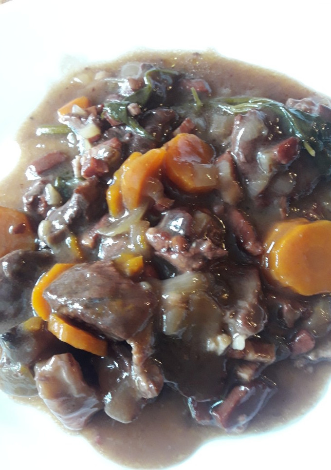 Una foto de Ternera Bourguignon con Rioja