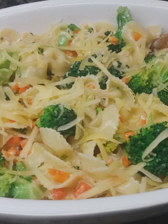 Una foto de Fideos con brócoli y salsa de queso