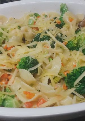 Una foto de Fideos con brócoli y salsa de queso