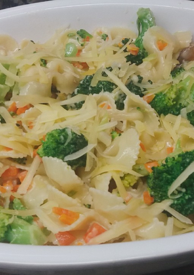 Una foto de Fideos con brócoli y salsa de queso