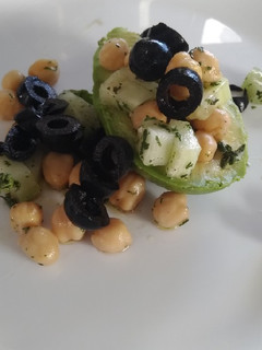 Una foto de Aguacate relleno de garbanzos
