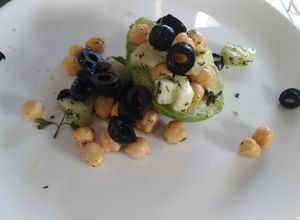 Una foto de Aguacate relleno de garbanzos