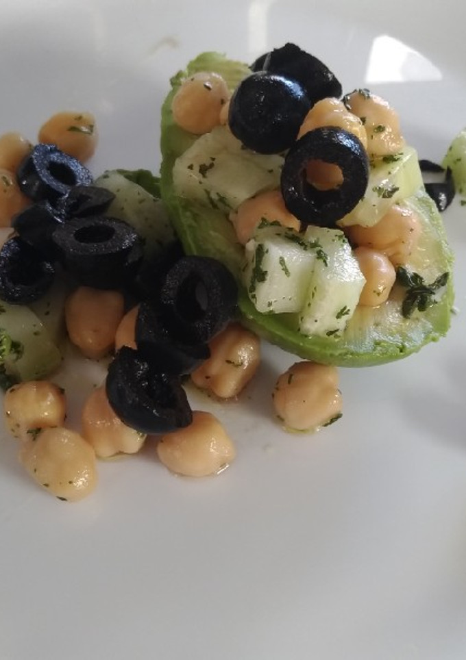 Una foto de Aguacate relleno de garbanzos