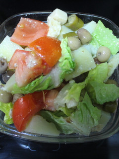 Foto principal de Ensalada de lechuga, tomate y aceitunas