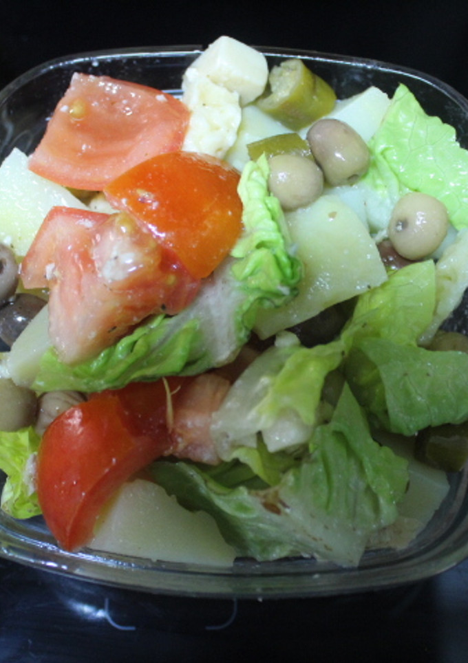 Una foto de Ensalada de lechuga, tomate y aceitunas
