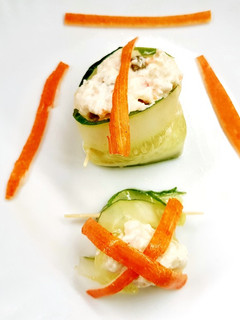 Una foto de Rollos de pepino marinado relleno de ensaladilla rusa y surimi