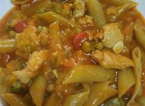 Una foto de Guiso de mostacholes con pollo y verduras