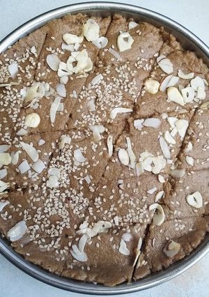 સુખડી(sukhdi recipe in Gujarati) રેસીપી મુખ્ય ફોટો