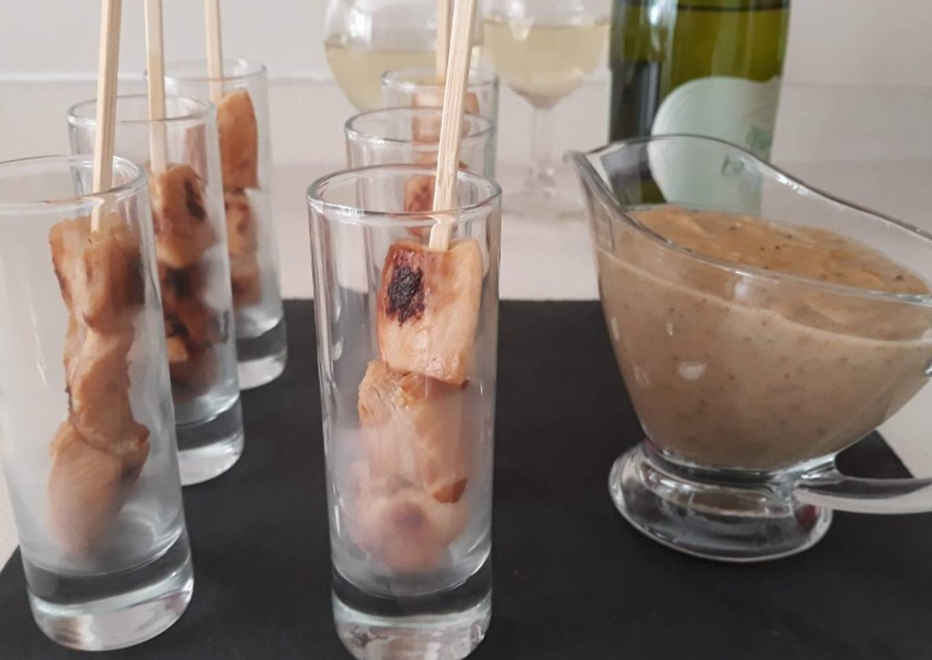 Mini pinchitos de pollo con salsa de cacahuete