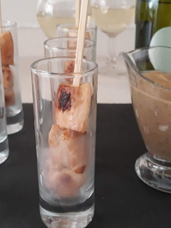 Una foto de Mini pinchitos de pollo con salsa de cacahuete
