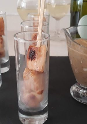 Una foto de Mini pinchitos de pollo con salsa de cacahuete