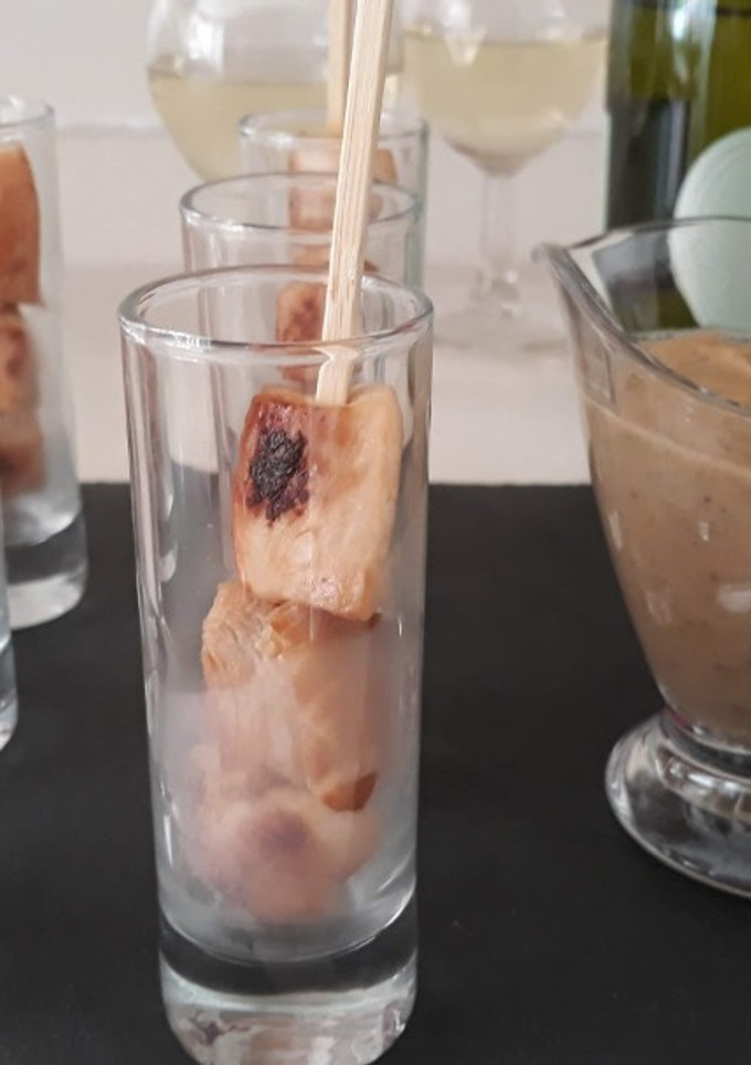 Una foto de Mini pinchitos de pollo con salsa de cacahuete