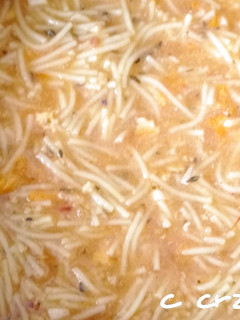 Una foto de Sopa de fideo y mejorana