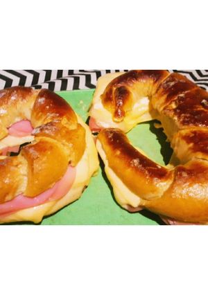Una foto de Medialunas de Jamon y Queso 🥐